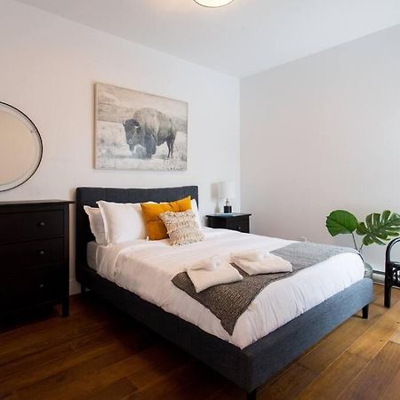 Sleek Condo In The Heart Of Little Italy By Den Stays Монреаль Экстерьер фото