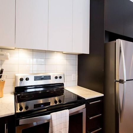 Sleek Condo In The Heart Of Little Italy By Den Stays Монреаль Экстерьер фото