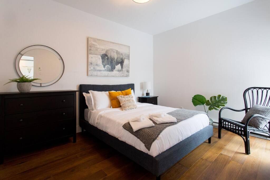 Sleek Condo In The Heart Of Little Italy By Den Stays Монреаль Экстерьер фото