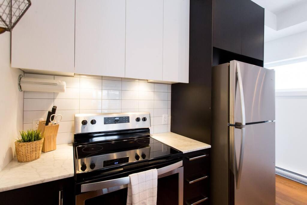 Sleek Condo In The Heart Of Little Italy By Den Stays Монреаль Экстерьер фото