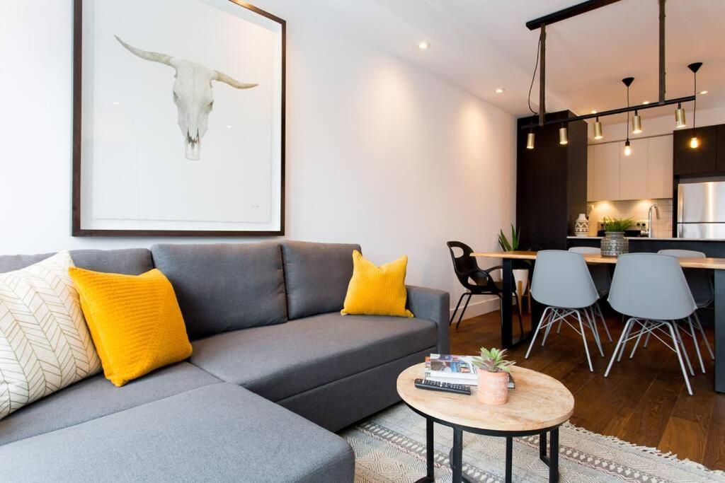 Sleek Condo In The Heart Of Little Italy By Den Stays Монреаль Экстерьер фото