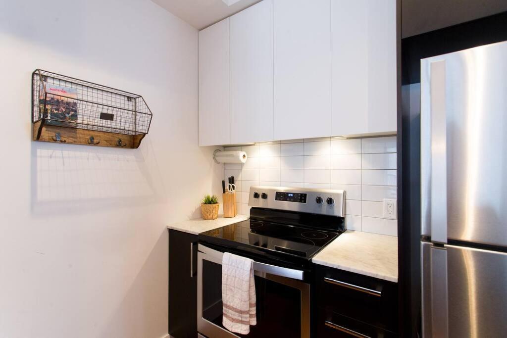 Sleek Condo In The Heart Of Little Italy By Den Stays Монреаль Экстерьер фото