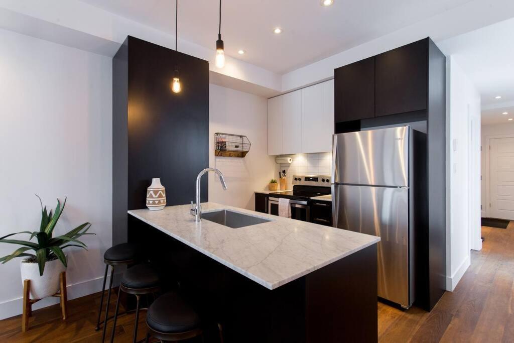 Sleek Condo In The Heart Of Little Italy By Den Stays Монреаль Экстерьер фото