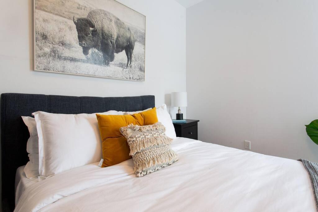 Sleek Condo In The Heart Of Little Italy By Den Stays Монреаль Экстерьер фото