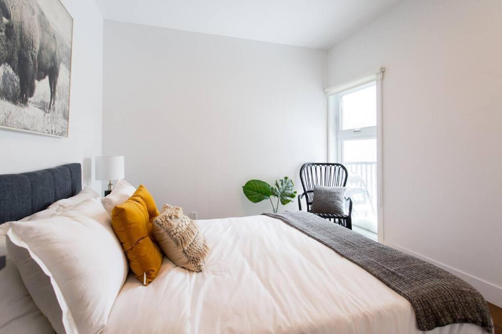 Sleek Condo In The Heart Of Little Italy By Den Stays Монреаль Экстерьер фото